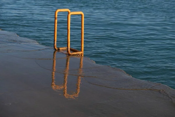 Fotografie Unei Scări Folosite Pentru Merge Oceanul Frumos Ondulat — Fotografie, imagine de stoc