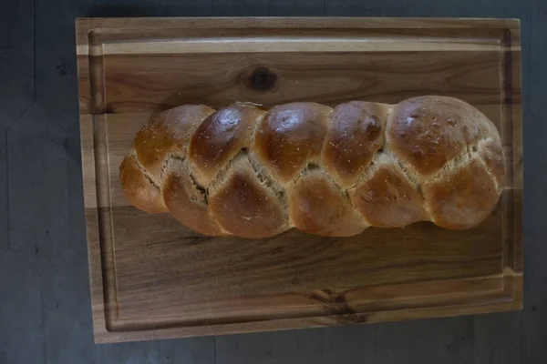 Μια Κορυφαία Εικόνα Του Challah Μια Ξύλινη Πιατέλα — Φωτογραφία Αρχείου