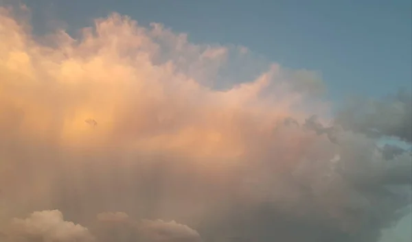 Sebuah Gambar Indah Awan Putih Dan Langit Biru — Stok Foto