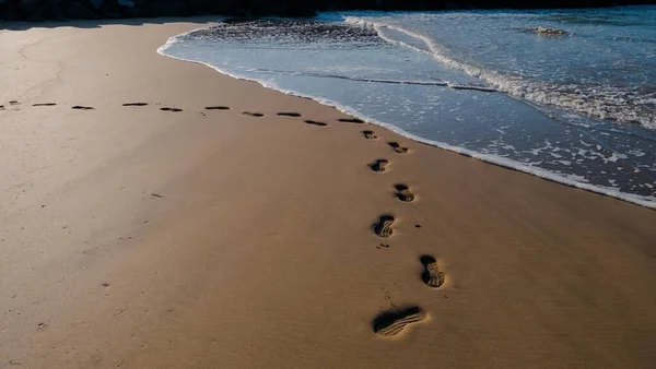 Een Hoge Hoek Foto Van Voetafdrukken Het Natte Zand Het — Stockfoto