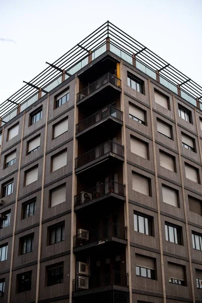 Eine Flache Aufnahme Von Der Außenseite Des Modernen Gebäudes Unter — Stockfoto