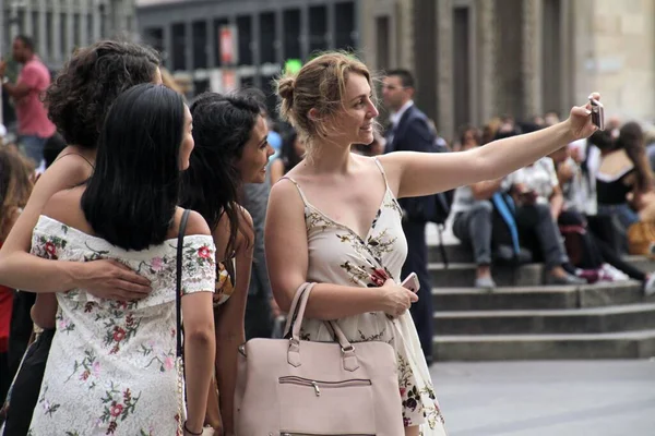 Milão Itália Setembro 2020 Milão Itália Setembro 2019 Uma Mulher — Fotografia de Stock