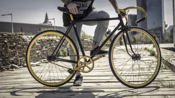 Hombre Que Entra Bicicleta Amarilla Para Empezar Viaje — Foto de Stock