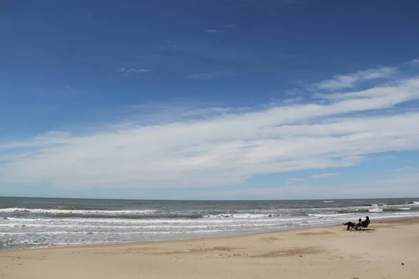 Colpo Due Persone Sedute Sulle Sedie Spiaggia Guardare Onde Dell — Foto Stock