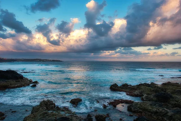 Mesmerizing Shot Beautiful Coast Portraying Waves Clouds — Stock Photo, Image