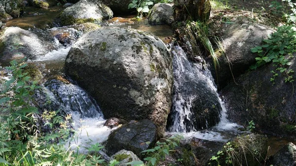 Tiro Surpreendente Uma Cachoeira Pequena Que Flui Perto Pedras Grandes — Fotografia de Stock