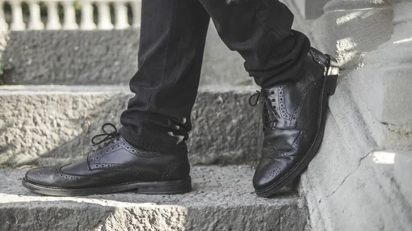 Las Piernas Hombre Con Elegantes Zapatos Cuero Negro Bajando Las — Foto de Stock