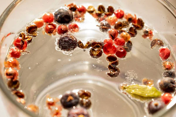 Disparo Clausura Vaso Con Frutas Semillas Flotando Agua — Foto de Stock