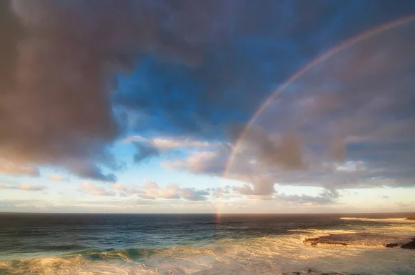 Een Adembenemend Uitzicht Een Rustige Zee Onder Een Bewolkte Hemel — Stockfoto