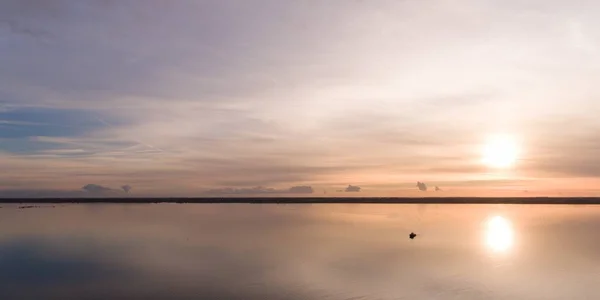 Рыбацкая Лодка Спокойном Озере Закате — стоковое фото