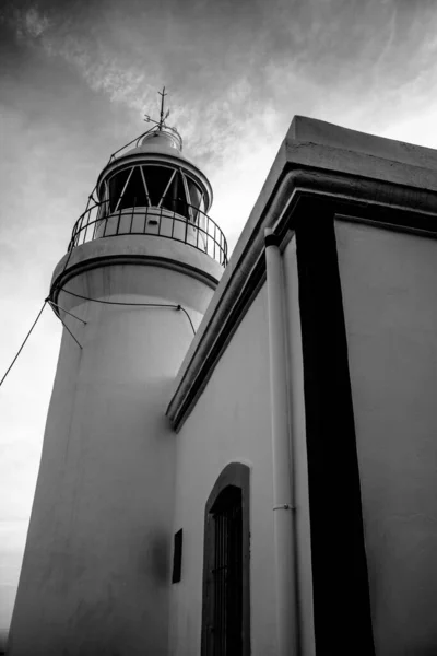 Een Lage Hoek Opname Van Een Witte Vuurtoren Onder Bewolkte — Stockfoto