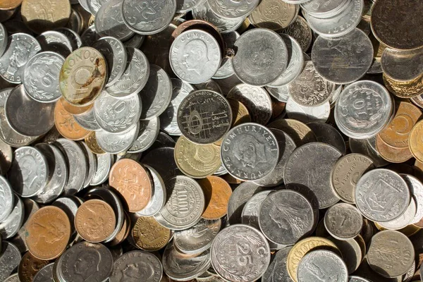 Eine Draufsicht Auf Verschiedene Silber Und Goldmünzen Mit Unterschiedlichen Werten — Stockfoto