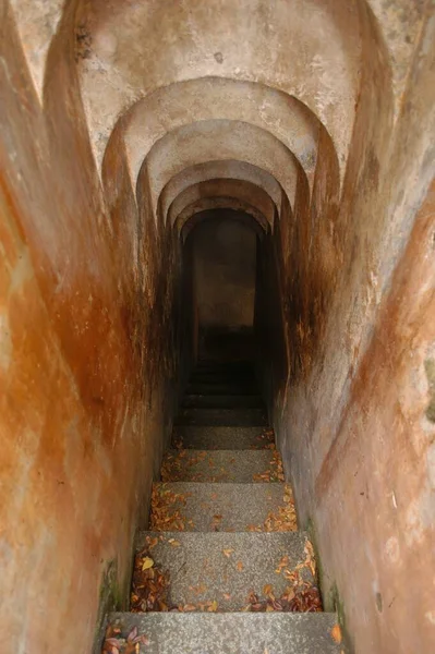 Eine Aufnahme Eines Alten Verwitterten Und Gruseligen Unterirdischen Tunnels — Stockfoto