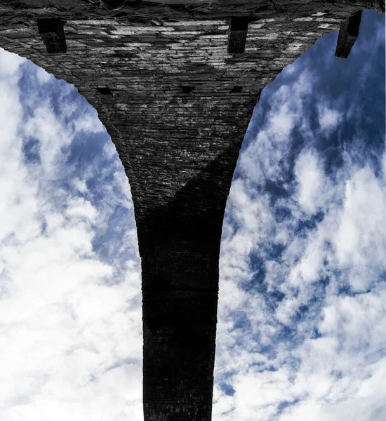 云彩蓝天背景下一座石头建筑的低角照片 — 图库照片
