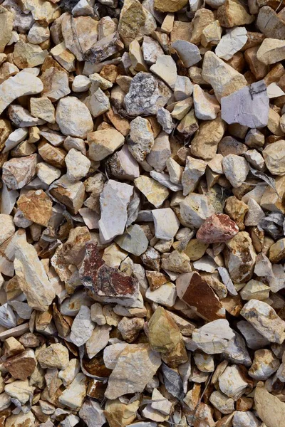 Eine Vertikale Hochwinkelaufnahme Von Vielen Kleinen Steinen Verschiedenen Farben — Stockfoto