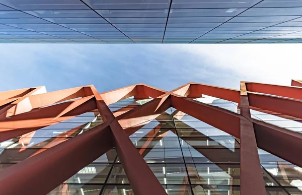 Binanın Önündeki Kırmızı Metal Çerçevenin Alçak Açılı Görüntüsü — Stok fotoğraf