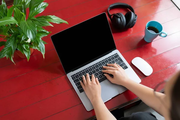 Frauenhände Von Oben Auf Einem Modernen Laptop Mit Kamera Grüner — Stockfoto