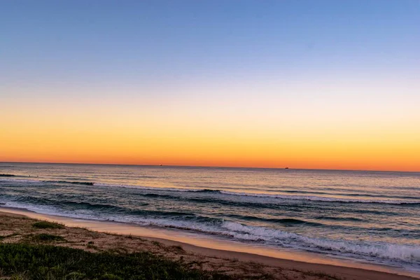 Uitzicht Een Prachtige Zonsondergang Het Strand — Stockfoto