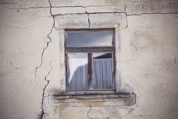 壁が割れた古い窓の風景のショット — ストック写真