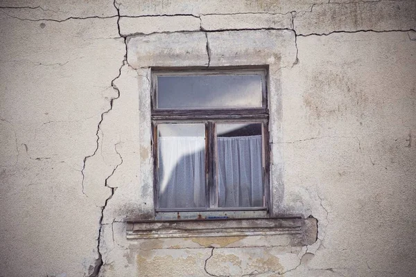 Paisaje Una Vieja Ventana Desgastada Una Pared Agrietada —  Fotos de Stock