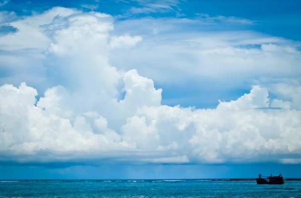 Una Hermosa Vista Barco Mar Bajo Cielo Azul Nubes Blancas — Foto de Stock