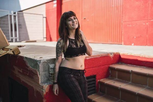 Μια Νεαρή Ελκυστική Καυκάσια Γυναίκα Τατουάζ Στέκεται Κοντά Ξεπερασμένες Σκάλες — Φωτογραφία Αρχείου