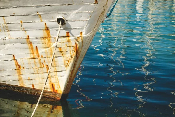 在水面上拍的一张老旧生锈的船的照片 — 图库照片