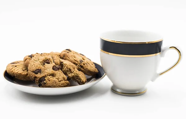 白い背景に隔離された小さなプレートとコーヒーカップでクッキーのクローズアップショット — ストック写真