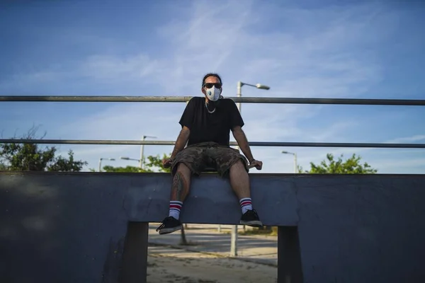 Een Jonge Man Met Een Skateboard Het Park Met Een — Stockfoto