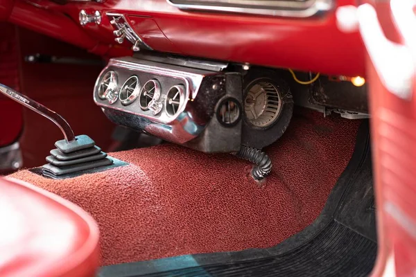 Ένας Μοχλός Ταχυτήτων Και Ένα Κλιματιστικό Ενός Κόκκινου Αυτοκινήτου Αντίκα — Φωτογραφία Αρχείου