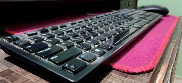 Снимок Грязной Черной Компьютерной Клавиатуры Компьютерной Мышью — стоковое фото
