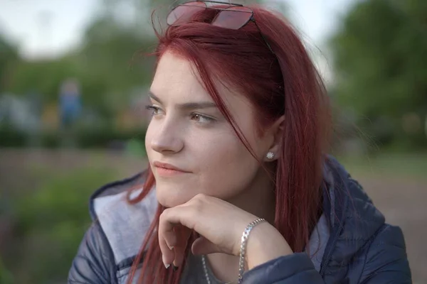 Retrato Uma Fêmea Ruiva Segurando Mão Queixo — Fotografia de Stock