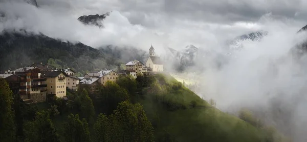 Ein Atemberaubender Blick Auf Die Gebäude Den Nebelverhangenen Dolomiten Italien — Stockfoto