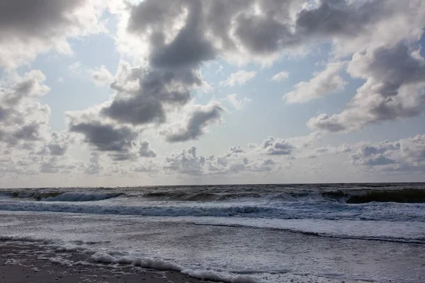 丹麦西海岸的海景 多云的天空 — 图库照片