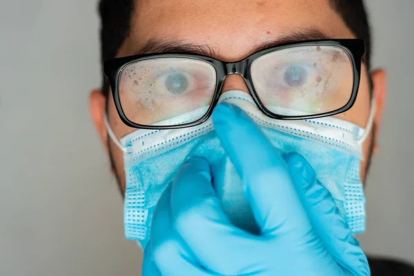 Nahaufnahme Eines Hispanischen Mannes Mit Blauer Einweg Gesichtsmaske Nebliger Brille — Stockfoto