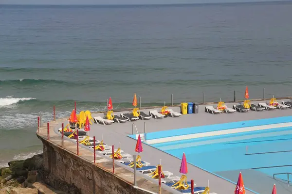 Shot Large Pool Pool Chairs Umbrellas Ocean — Stock Photo, Image