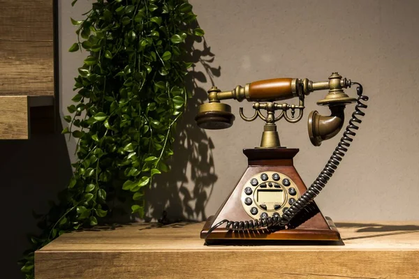 Klasszikus Vintage Telefon Egy Asztalon — Stock Fotó