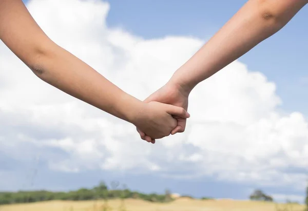 Eine Flache Aufnahme Von Zwei Menschen Die Händchen Halten Freundschaft — Stockfoto