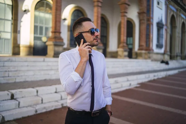 Egy Sikeres Üzletember Napszemüvegben Aki Telefonon Beszél — Stock Fotó
