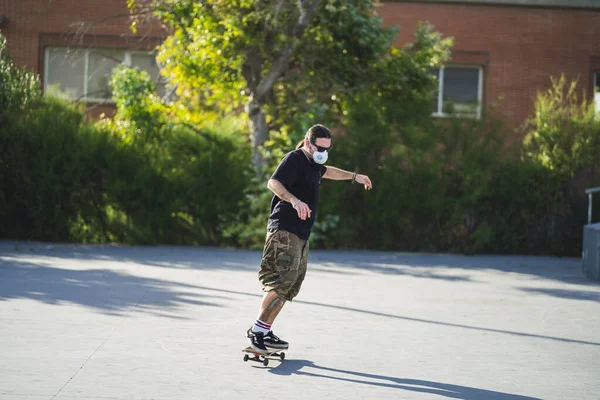 Ένα Νεαρό Αρσενικό Κάνει Διάφορα Κόλπα Ένα Skateboard Στο Πάρκο — Φωτογραφία Αρχείου