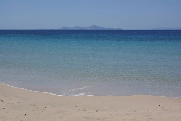 그리스의 매력적 조용하고 아름다운 해변에 있는에게 수정처럼 바닷물이 뒤덮고 — 스톡 사진