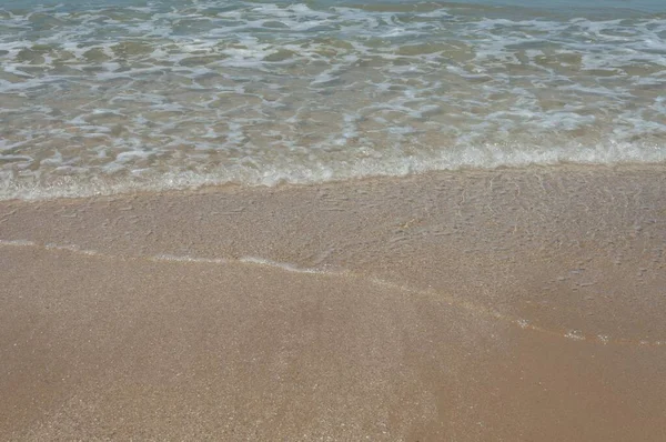 Een Prachtig Landschap Van Zachte Oceaangolf Het Zandstrand — Stockfoto