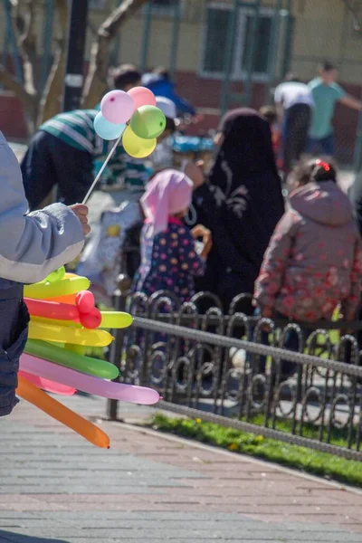 Disparo Vertical Una Persona Que Vende Globos Coloridos Parque Turquía — Foto de Stock