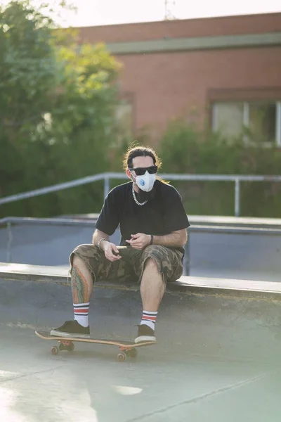 Parkta Kaykaylı Genç Bir Erkek Tıbbi Maske Takıyor Covid Konsepti — Stok fotoğraf