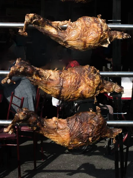 Colpo Verticale Pezzi Carne Grigliati Rotaie Metalliche — Foto Stock