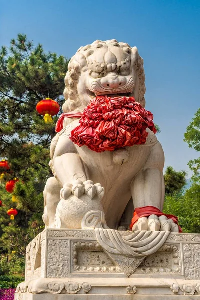 Vertikal Bild Kinesiska Lejon Sten Skulptur Med Träd Och Himmel — Stockfoto