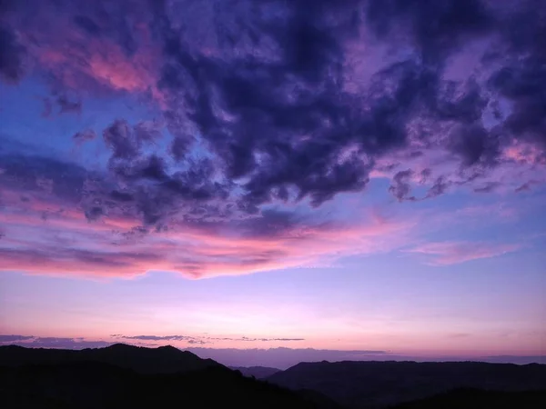 Impresionante Disparo Una Puesta Sol Púrpura Las Montañas Concepto Naturaleza —  Fotos de Stock