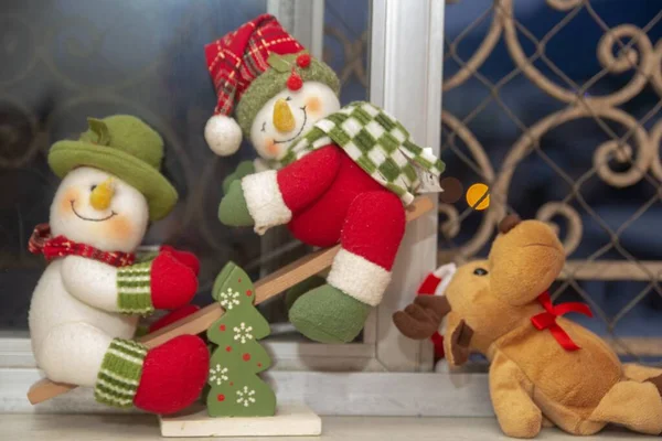 Bambole Colorate Gli Ornamenti Natale Dalla Struttura Una Finestra — Foto Stock