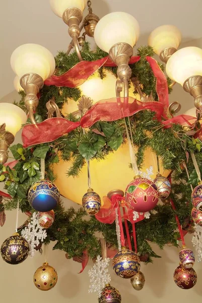 Pionowe Ujęcie Świątecznej Dekoracji Wieńca Żyrandolu — Zdjęcie stockowe