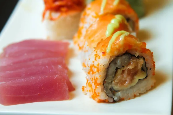 Alcuni Involtini Sushi Allo Zenzero Con Delicatezza Decorazione Serviti Vassoio — Foto Stock